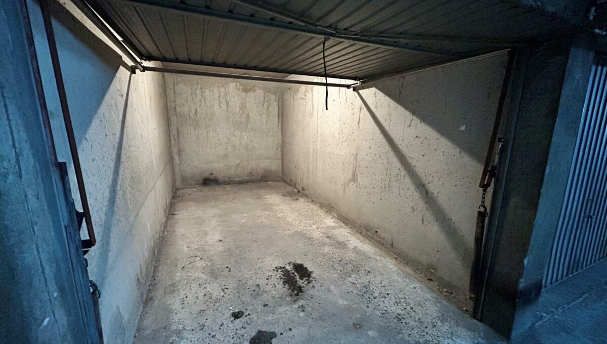 Garage-17655803043622292140